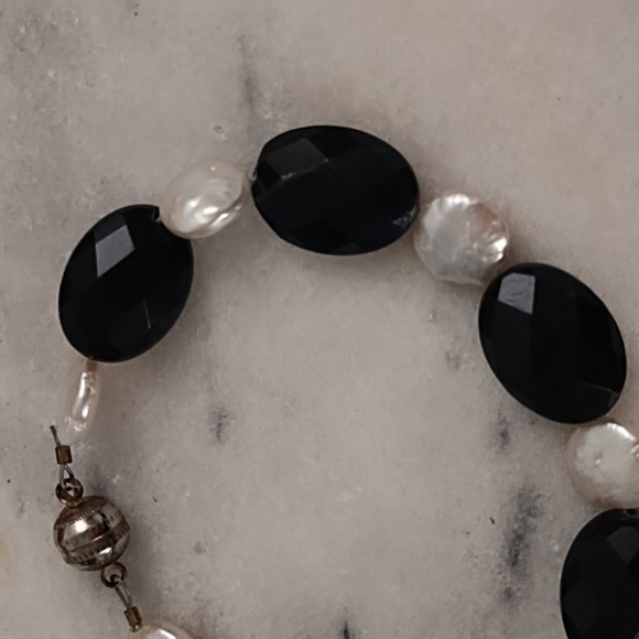 Vintage Iridescent Coin Pearls & Black Faceted Onyx Bead Bracelet Magnetic Clasp - Picture 4 of 12